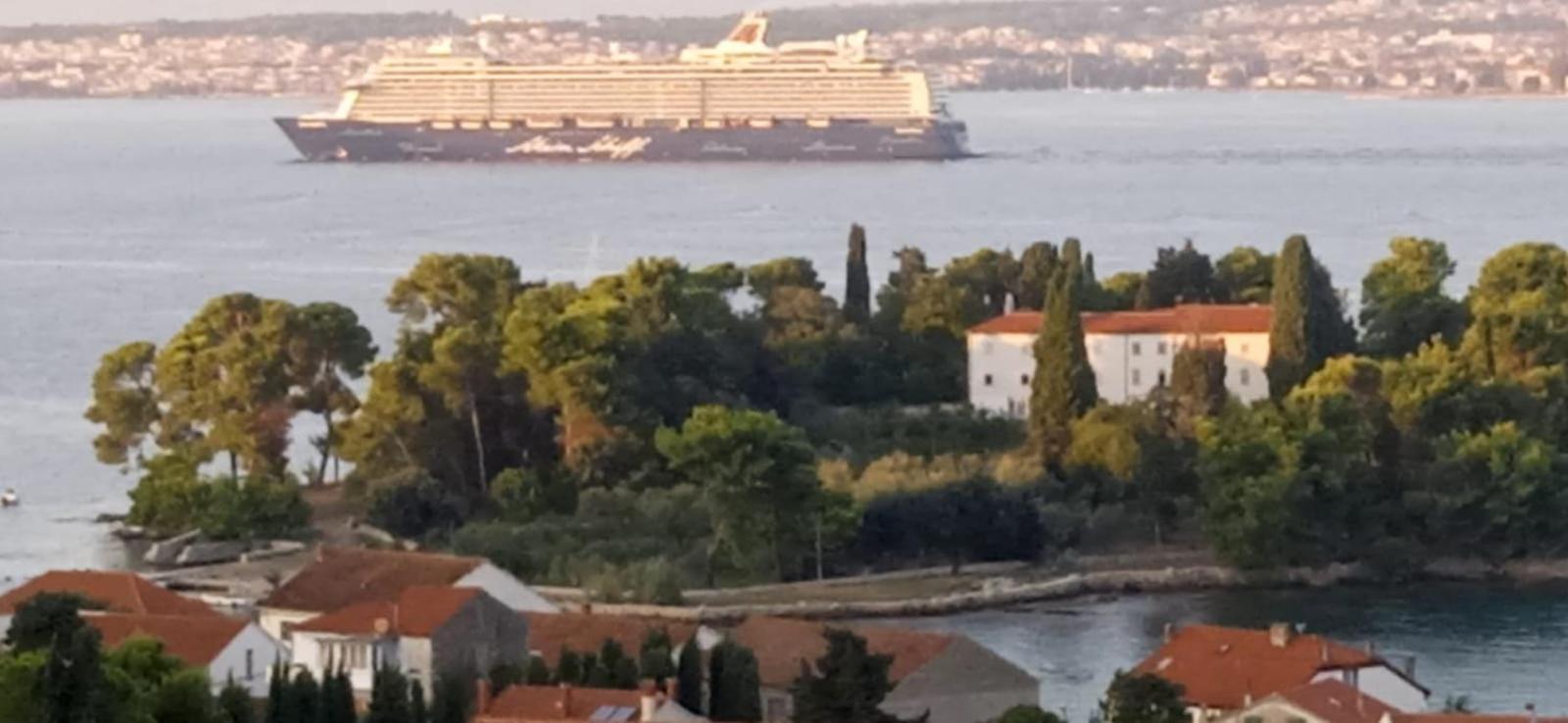Studio Apartment In Preko With Sea View, Terrace, Air Conditioning, Wi-Fi Kültér fotó